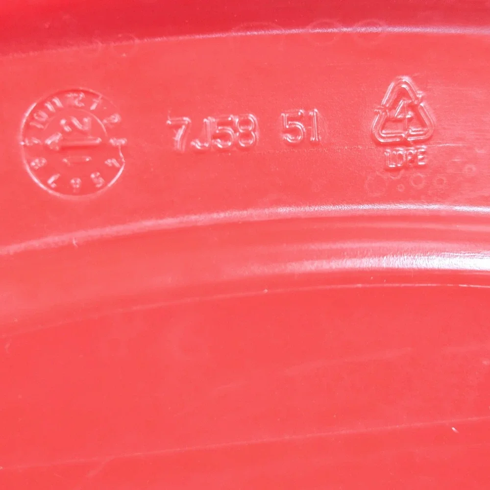 5 Rubbermaid Easy Find Lids 4.5